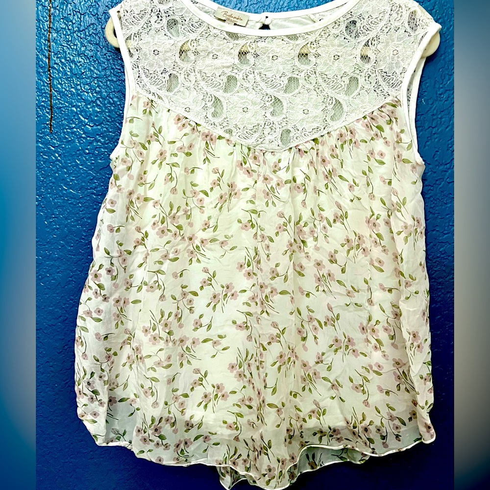 Bellambra Made in Italy 100% silk sleeveless top large lace is stretchy,soft.